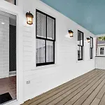 Modern Living In Thomas Square!