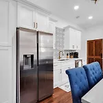 Modern Living In Thomas Square!
