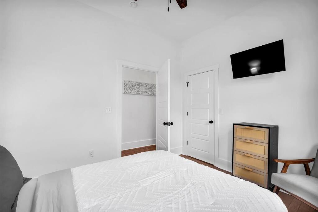 Modern Living In Thomas Square! Apartment Savannah