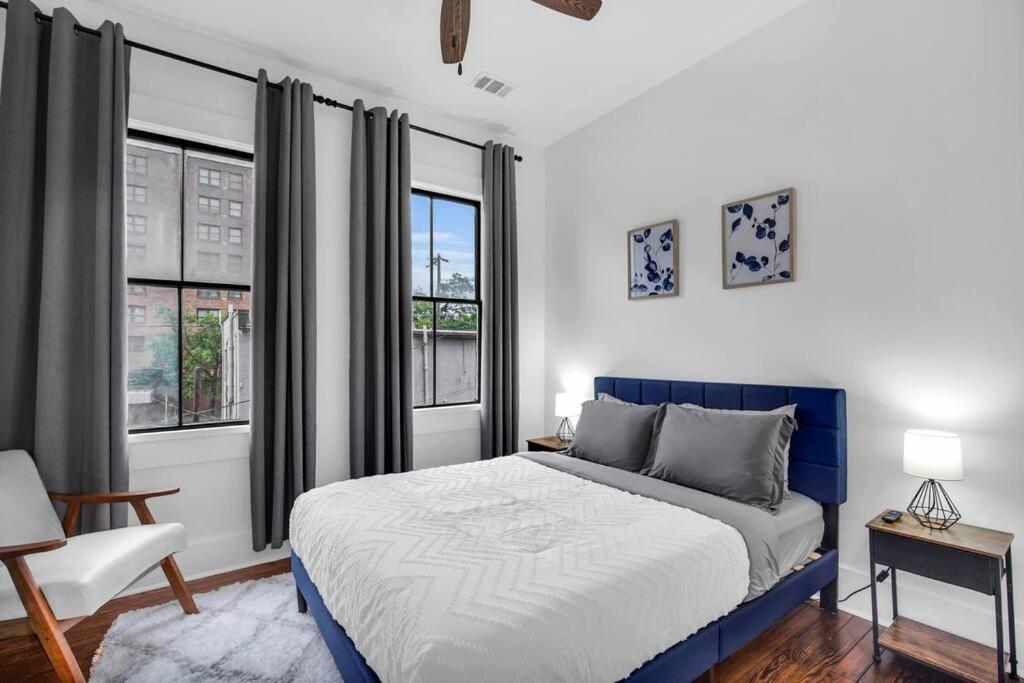 Modern Living In Thomas Square! Apartment