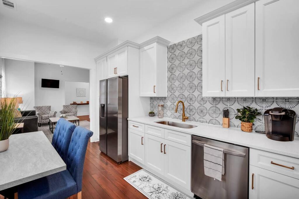 Modern Living In Thomas Square!