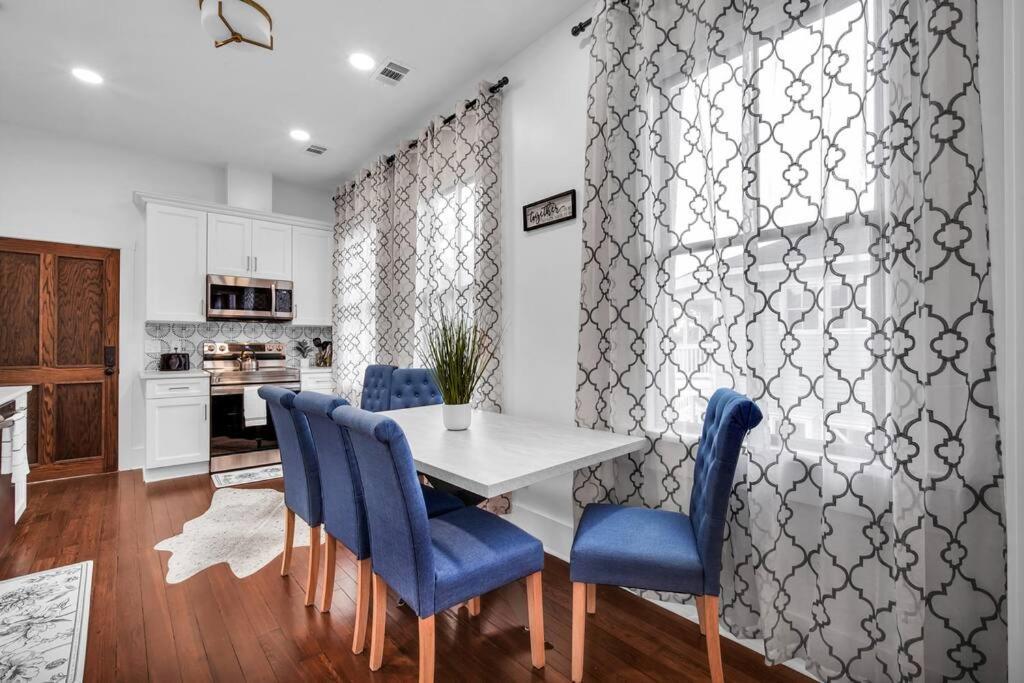 Modern Living In Thomas Square! Apartment Savannah